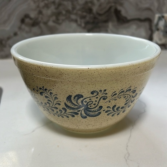 Pyrex 401 Homestead Blue Beige 1.5pt Bowl - Picture 1 of 6